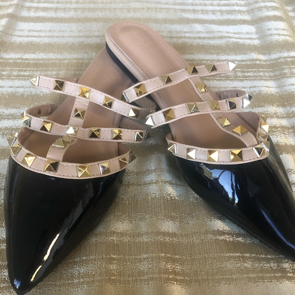 Slip on black/gold shoes